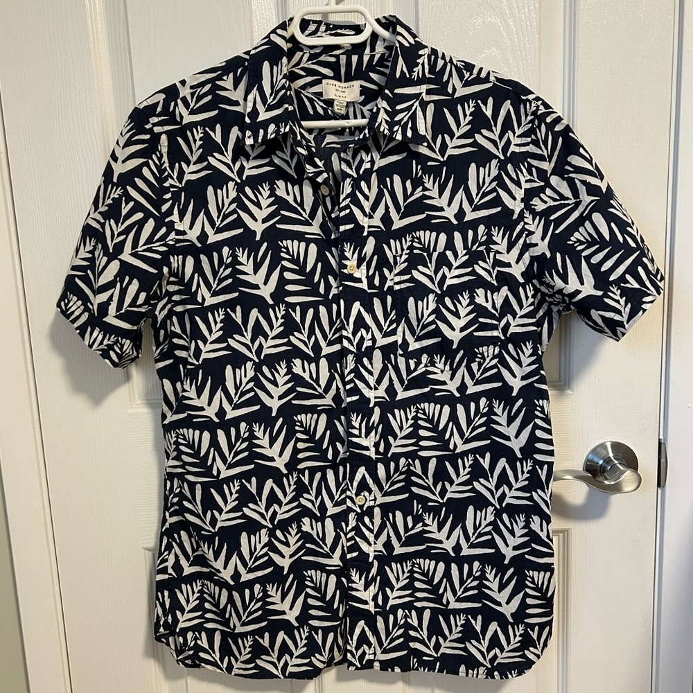 Club Monaco Men's Navy and White Leaf Print Short Sleeve Shirt, Size Medium.